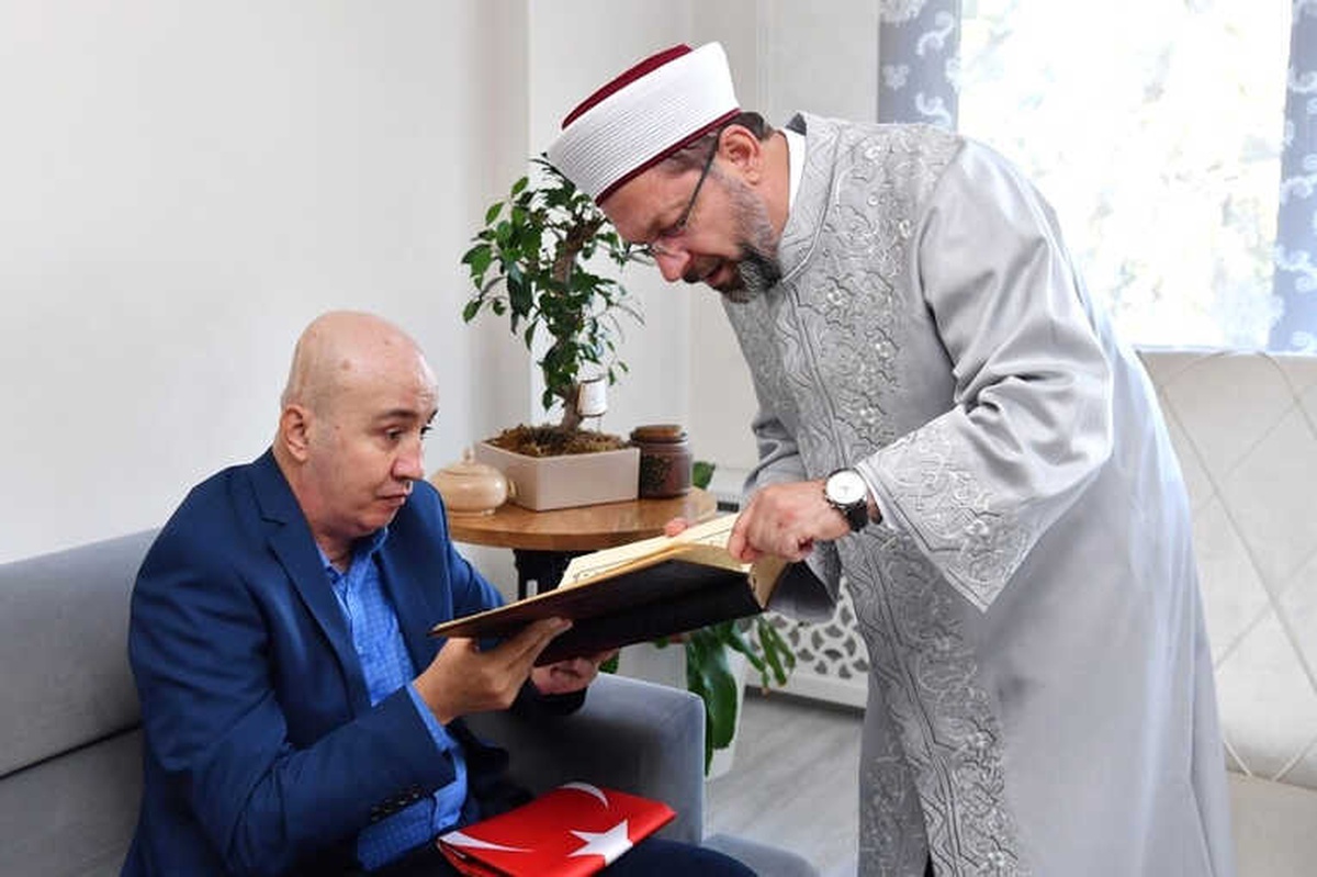 Diyanet İşleri Başkanı Erbaş, 15 Temmuz Gazisi Eski Tem Daire Başkanı Aslan\'ı Ziyaret Etti