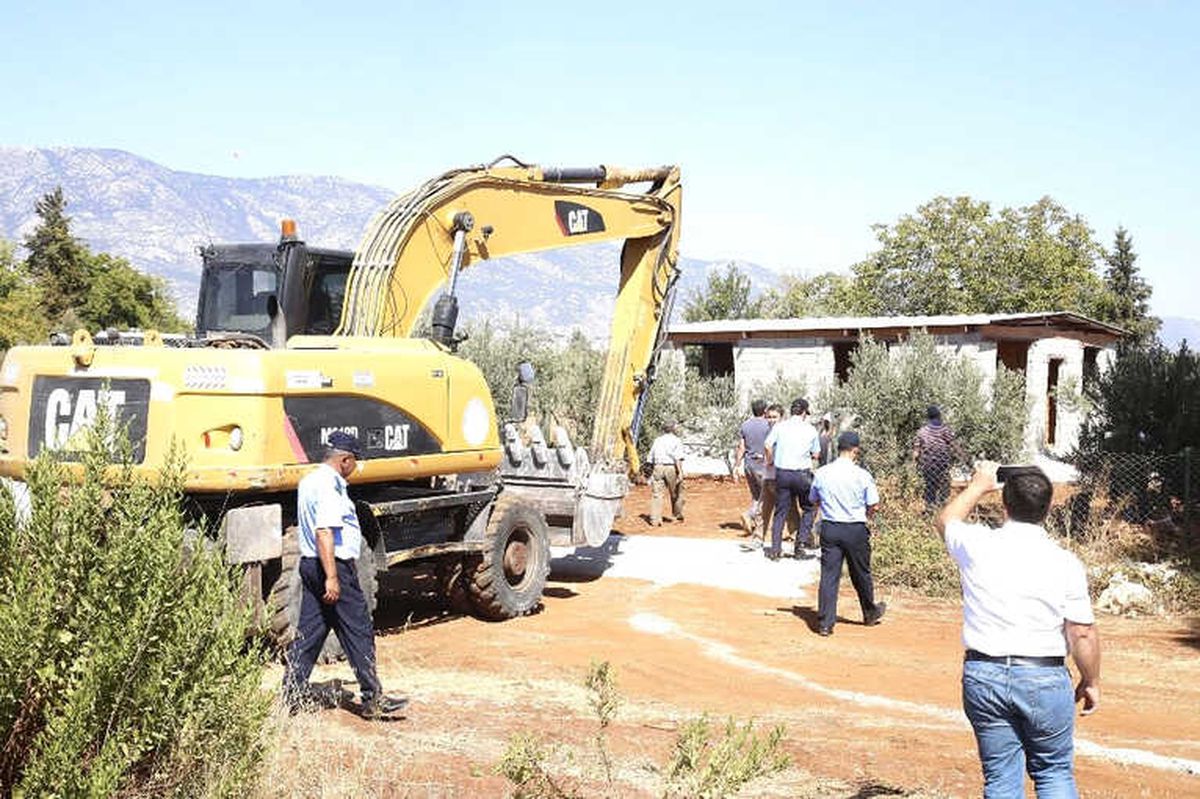 Döşemealtı\'nda Mera Arazisindeki Yapılar Yıkıldı