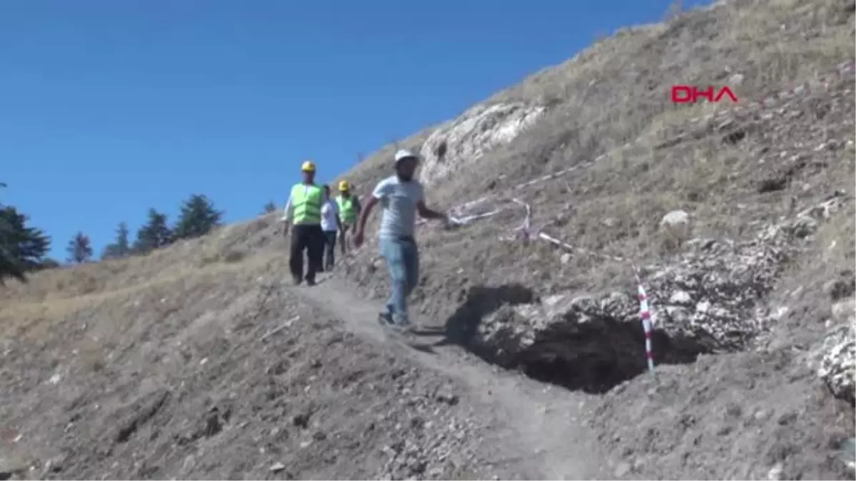 Elazığ Harput\'taki Kazılarda Urartular Döneminine Ait 5 Kaya Mezar Bulundu