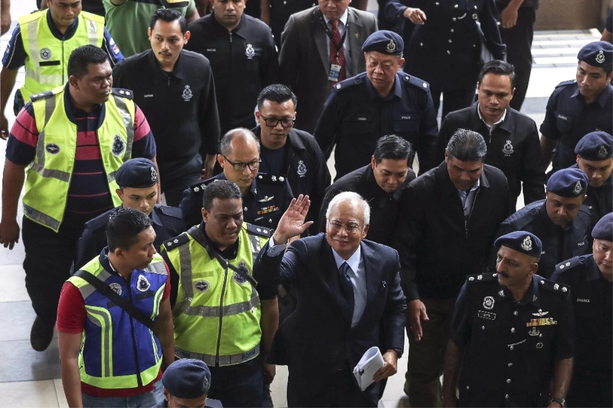 Eski Malezya Başbakanı Rezak Mahkemeye Çıktı