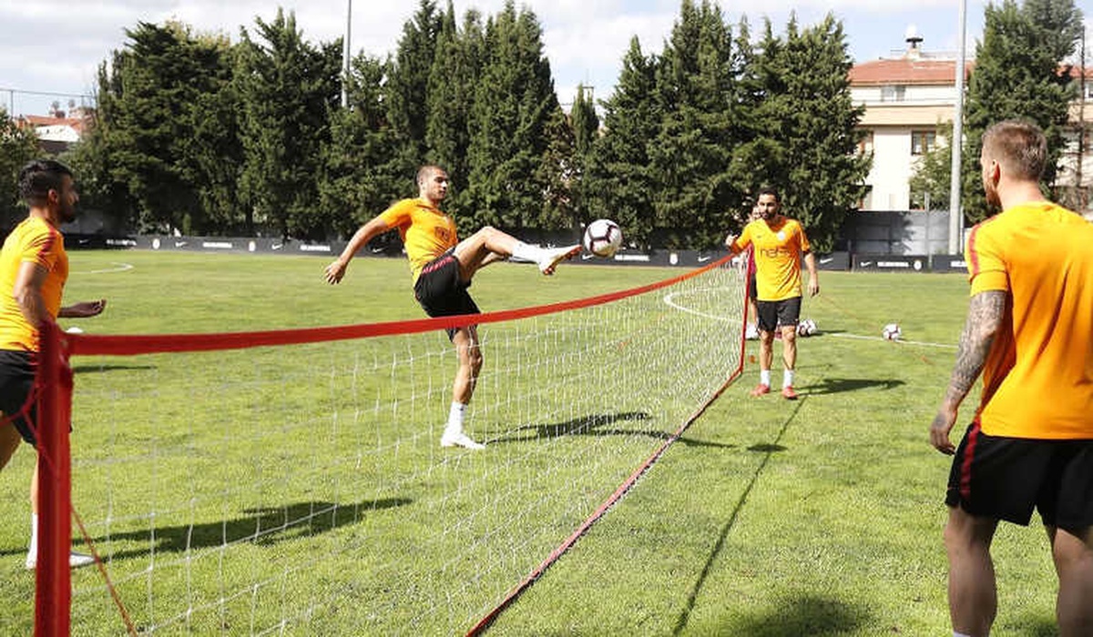 Galatasaray Ayak Tenisi Oynadı