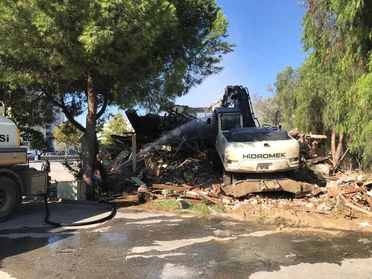 Gemlik\'te Metruk Binalar Yıkılıyor
