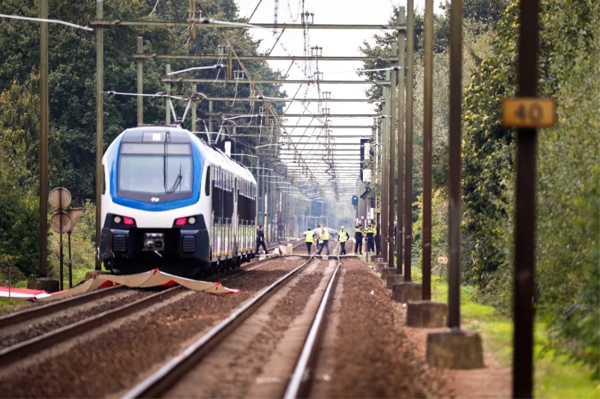 Hollanda\'da Tren Bisiklete Çarptı: 4 Ölü, 2 Yaralı