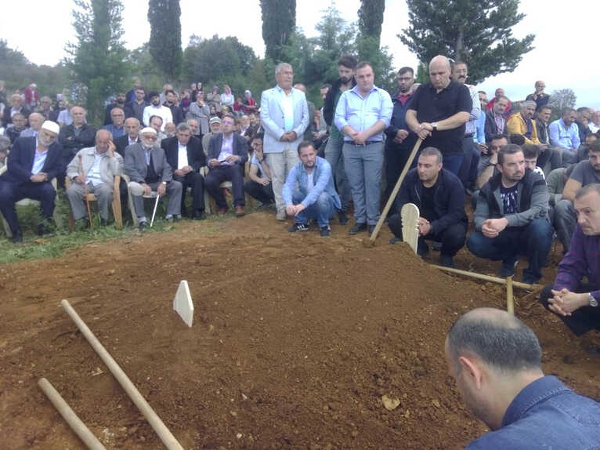 İngiltere\'de Geçtiğimiz Hafta Lojmanda Ölü Bulunan Akademisyen Bugün Memleketinde Toprağa Verildi