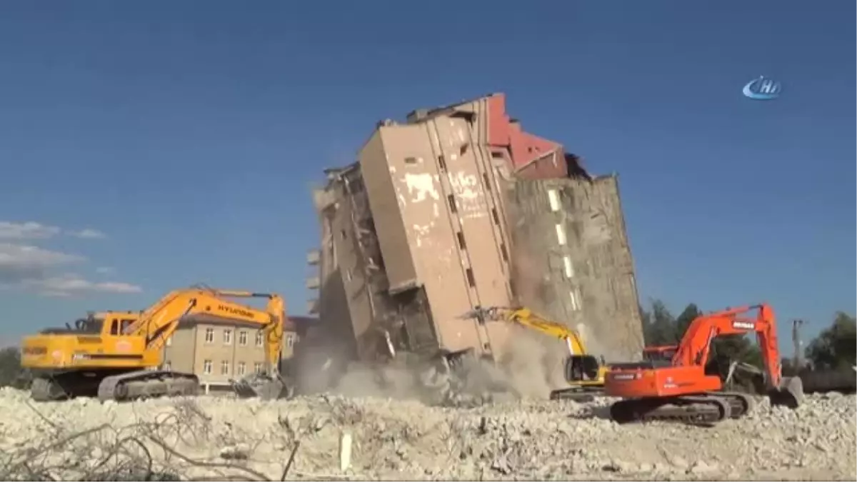 Isparta Devlet Hastanesi Saniyeler İçinde Toz Bulutuyla Tarihe Karıştı