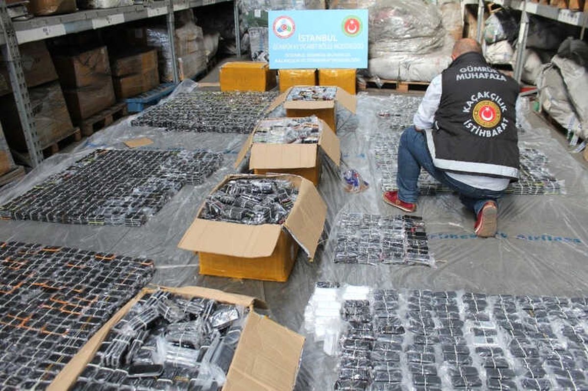 İstanbul\'da Kaçak 13 Bin 300 Adet Cep Telefonu Ele Geçirildi