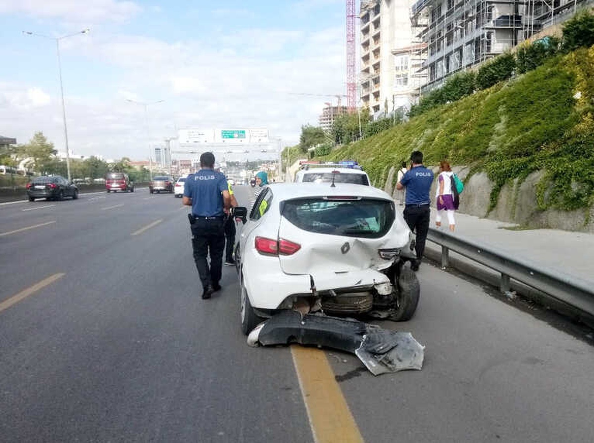 Kadıköy\'de 3 Otomobil Çarpıştı, Trafik Felç Oldu