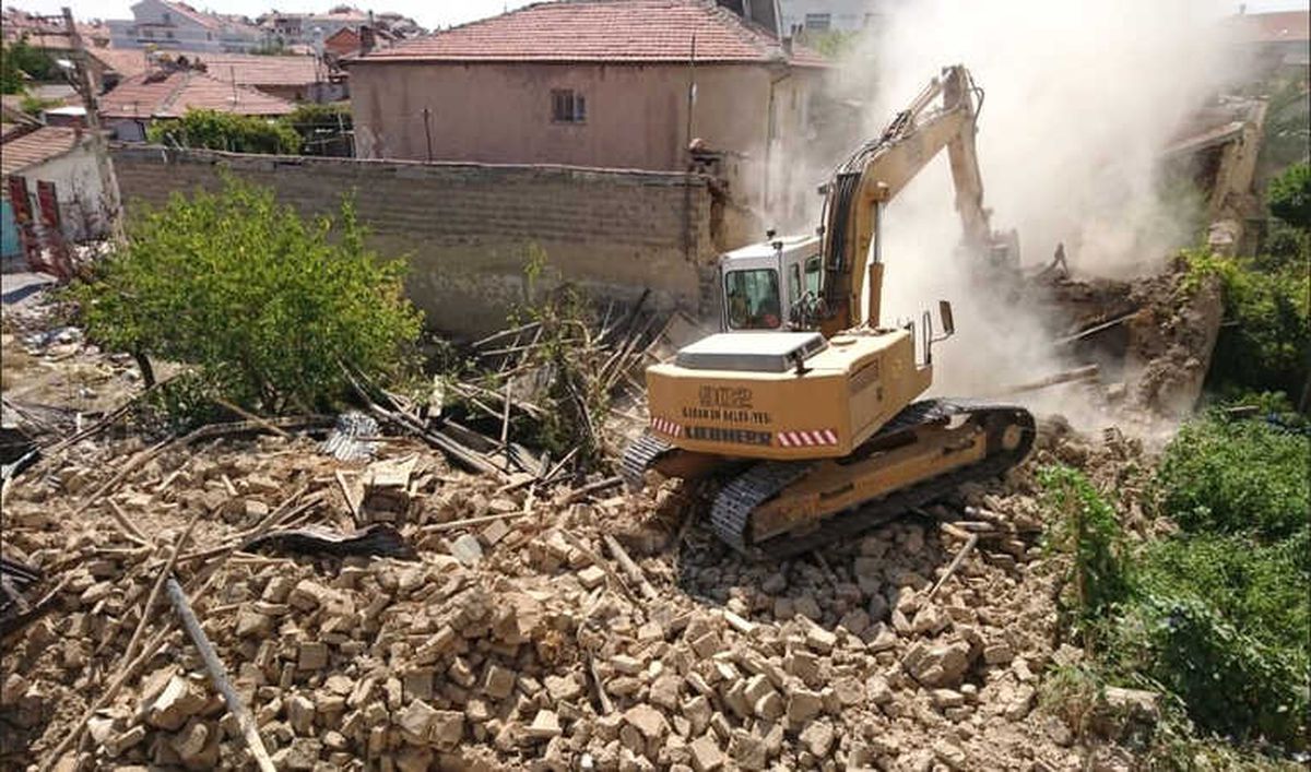 Karaman\'da Bir Ay İçerisinde 30 Metruk Bina Yıkıldı