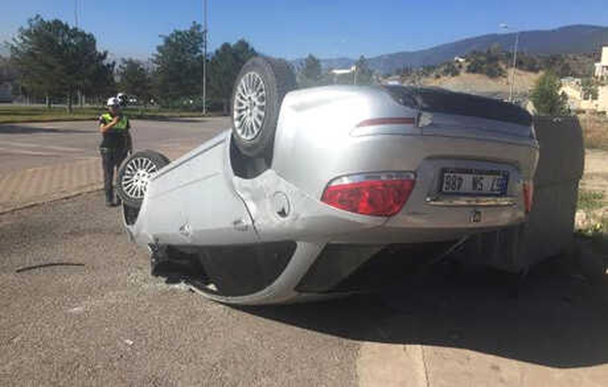 Kiraladıkları Otomobille Takla Atan 2 Genç Kaçtı