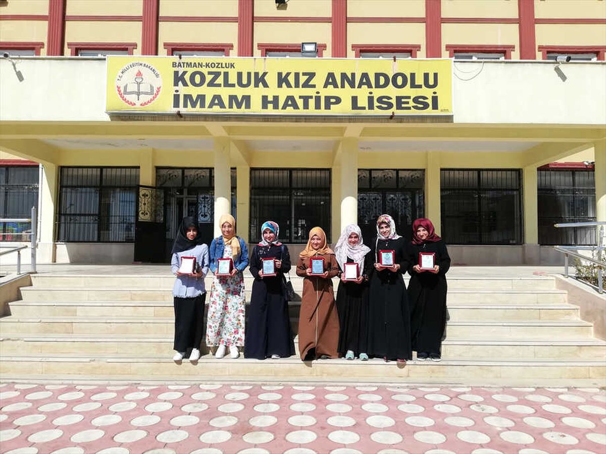 Kozluk\'ta Üniversiteyi Kazanan Öğrencilere Plaket