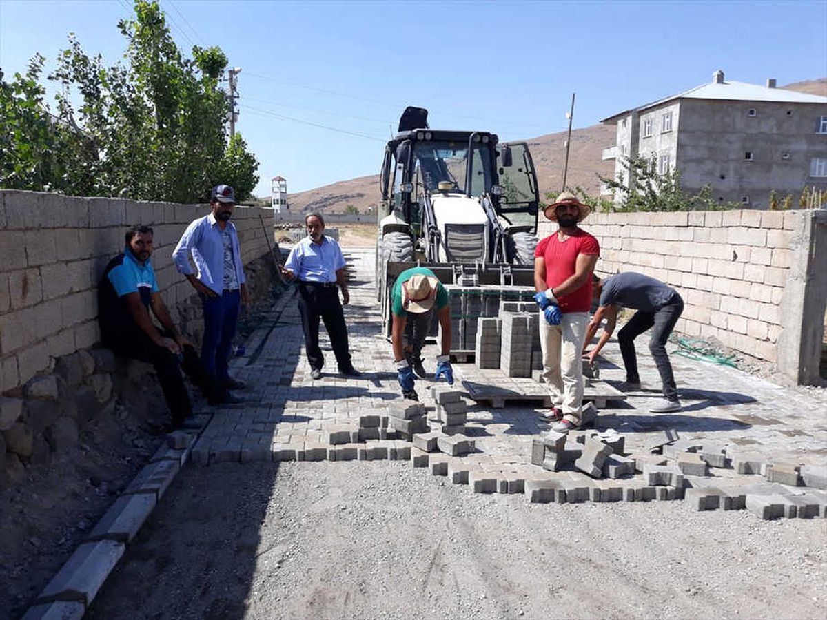 Muhtarın Girişimleriyle Yollar Parke Taşıyla Döşendi