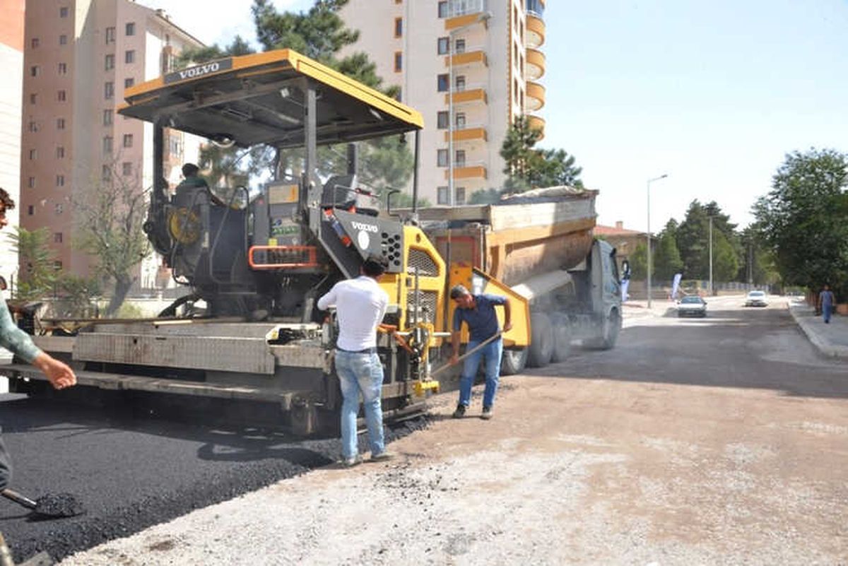 Nurihas Mahallesi\'nde 5 Cadde ve 5 Sokağın Yolları 13 Bin Ton Asfaltla ile Yenileniyor