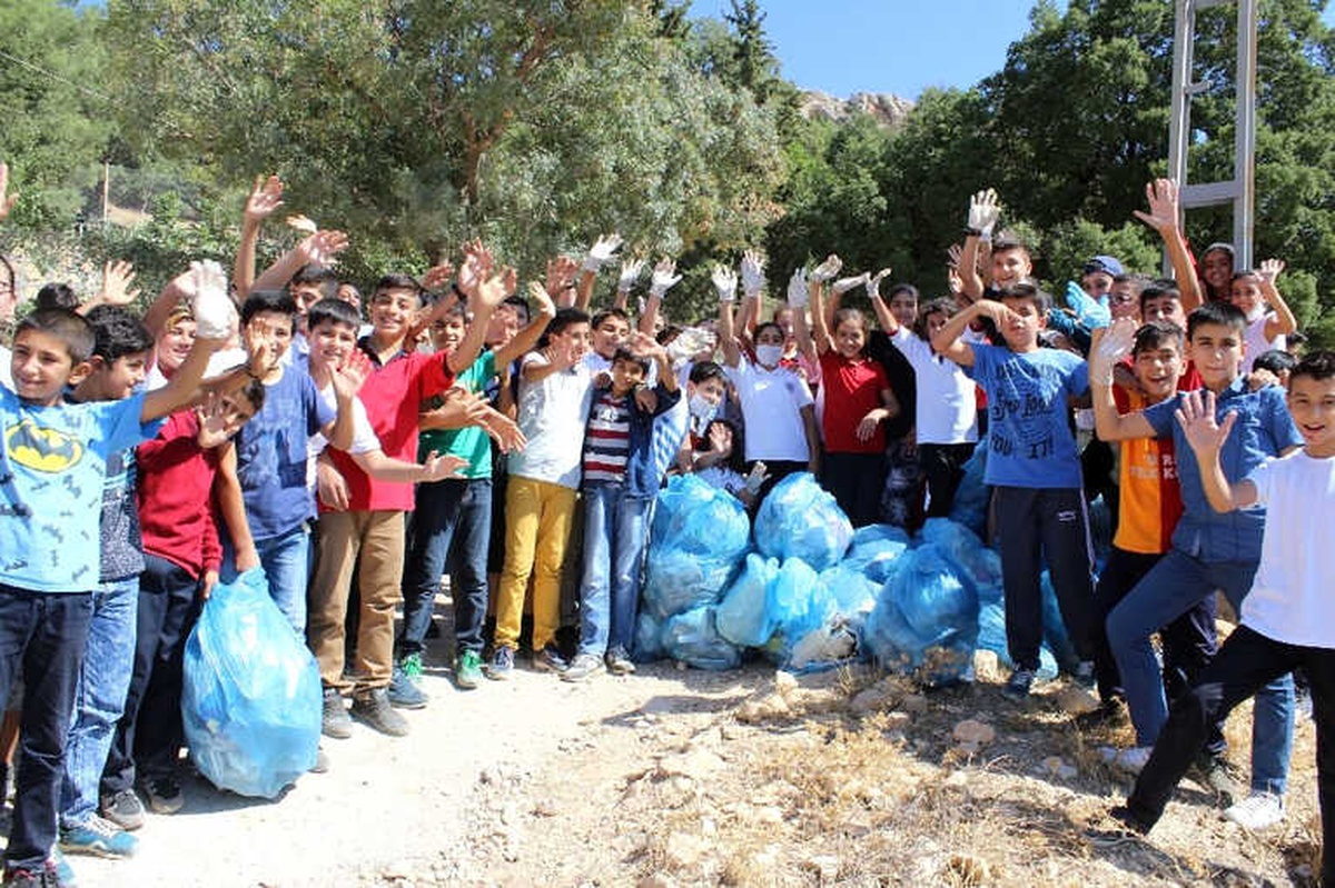 Öğrenciler Yarım Saatte 2 Kamyon Çöp Topladı