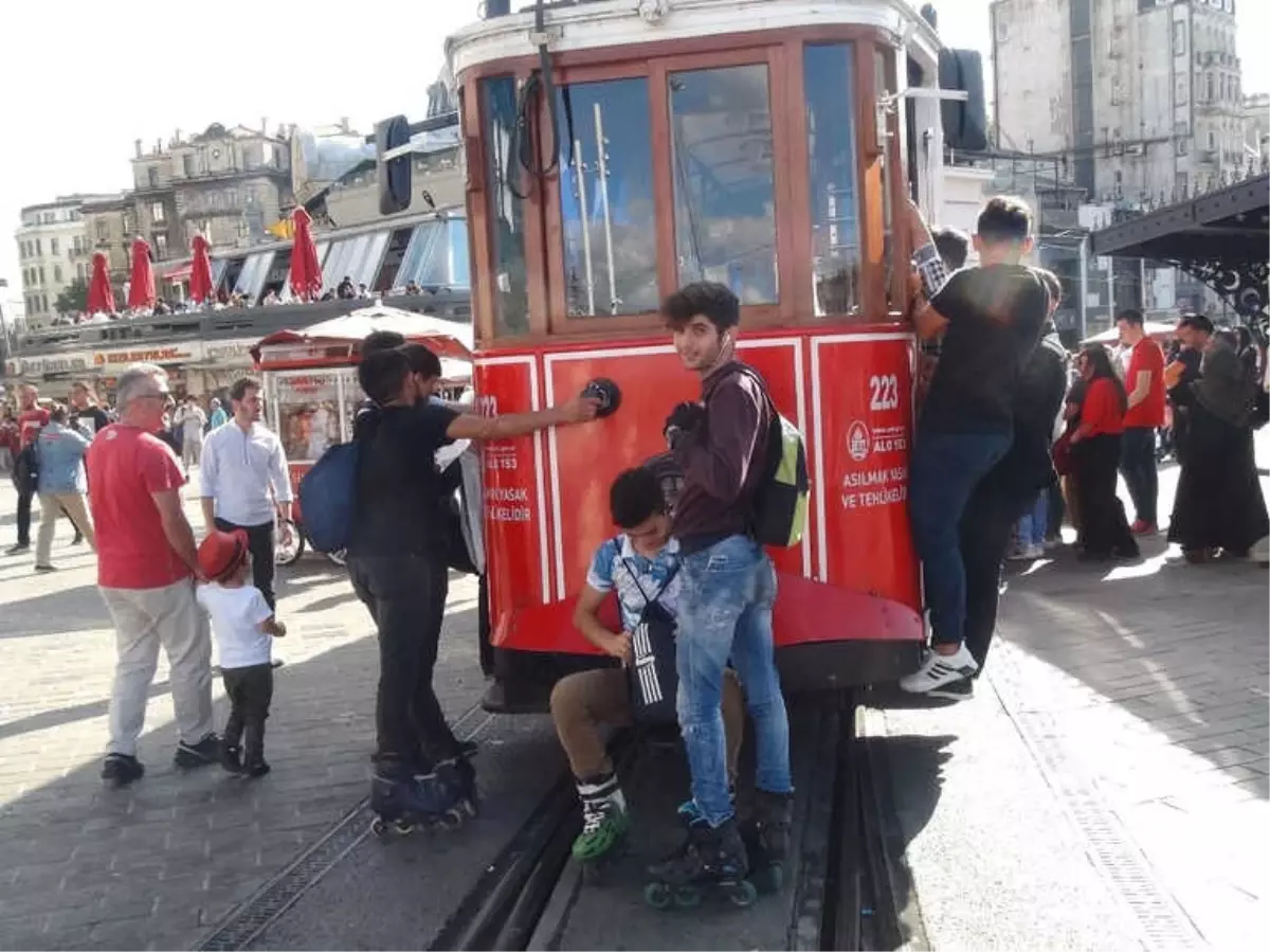 Taksim\'de Nostaljik Tramvayın Arkasına Takılan Patenli Gençlerin Tehlikeli Oyunu Kamerada