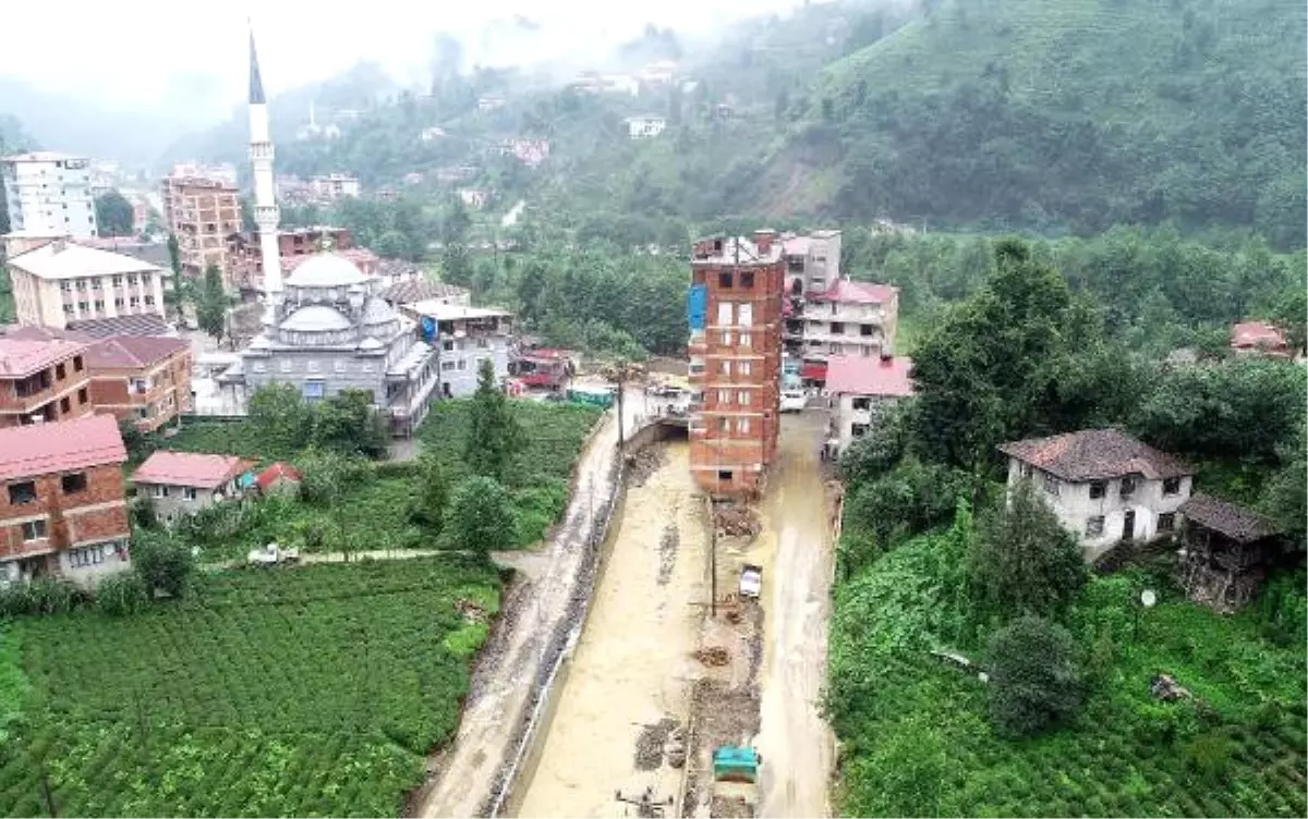 Çevre Ve Şehircilik Bakanlığı, Rize\'de Dere Yatağına Kurulan 7 Katlı Apartman İçin Yıkım Kararı Aldı