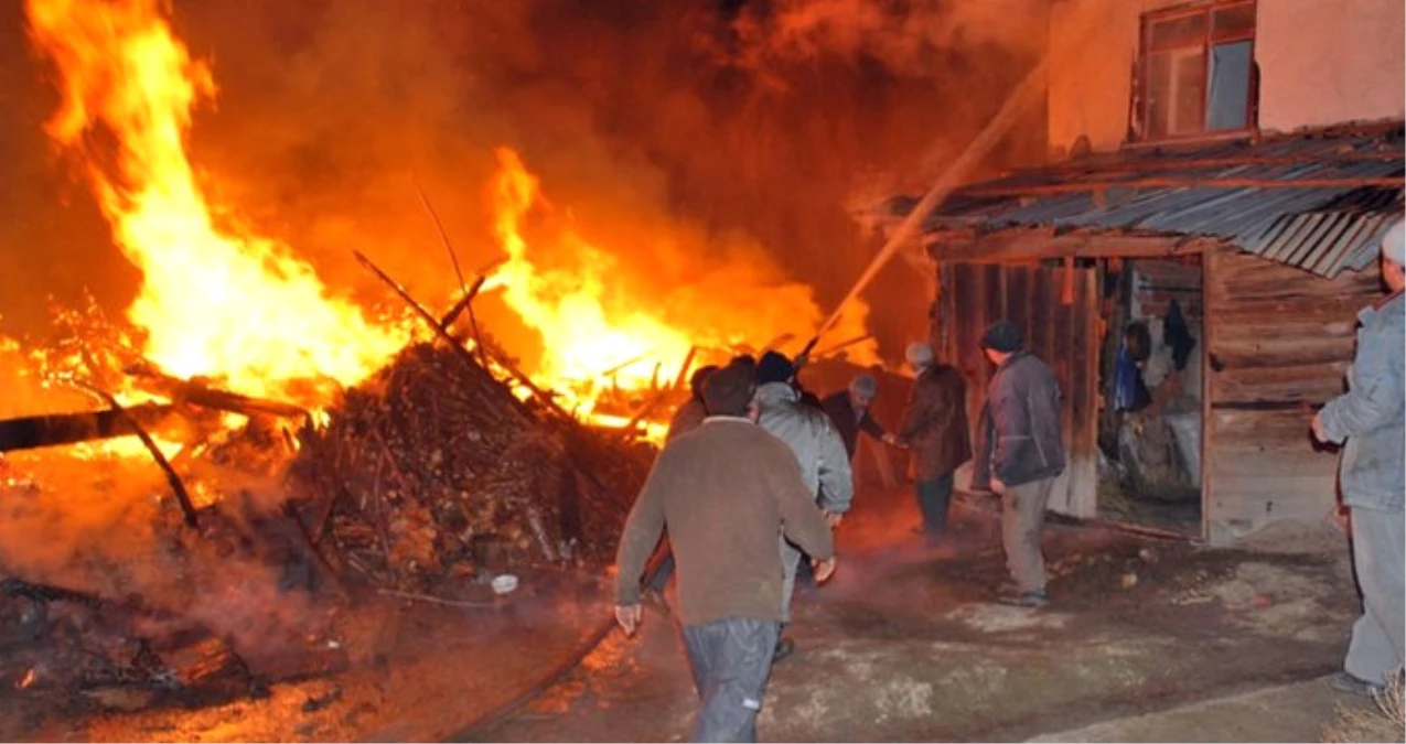 Samsun\'da Çıkan Yangın Evlere ve Elektrik Trafosuna Sıçradı