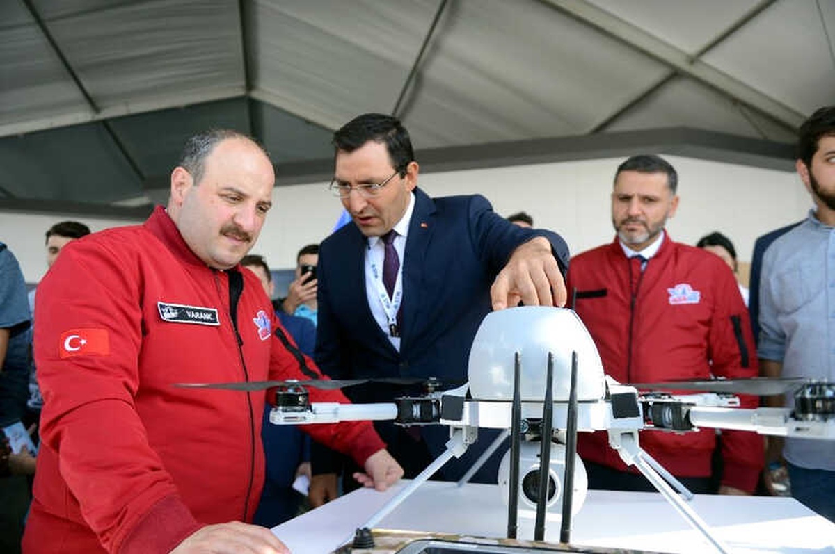 Sanayi ve Teknoloji Bakanı Varank, Teknofest\'te Stantları Gezdi