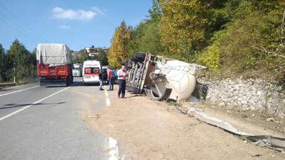 Soda Yüklü Tanker Devrildi: 2 Yaralı
