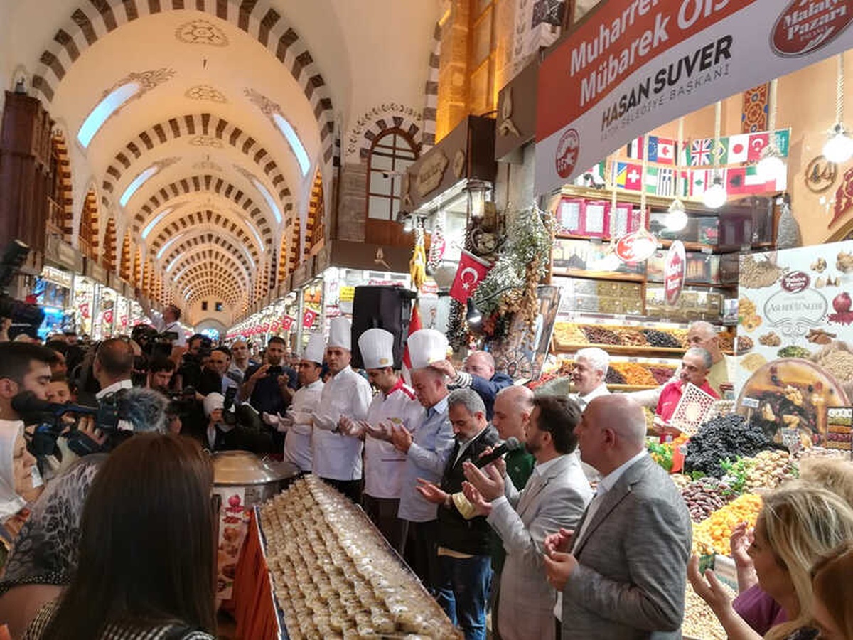 Tarihi Mısır Çarşısı\'nda 13 Bin Vatandaşa Aşure İkramı
