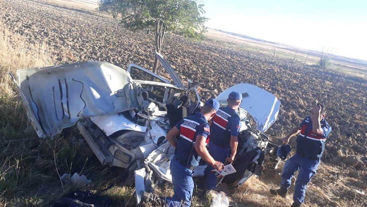 Tıra Arkadan Çarpan Otomobil Hurdaya Döndü: 2 Yaralı