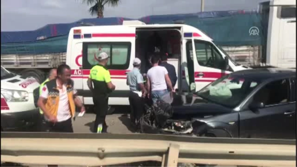 Trabzon\'da Otomobil ile Hafif Ticari Araç Çarpıştı: 2 Yaralı