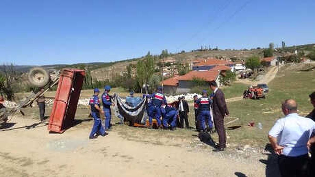 Traktör Devrildi: 18 Yaşındaki Ayşegül ile 7 Aylık Yeğeni Öldü