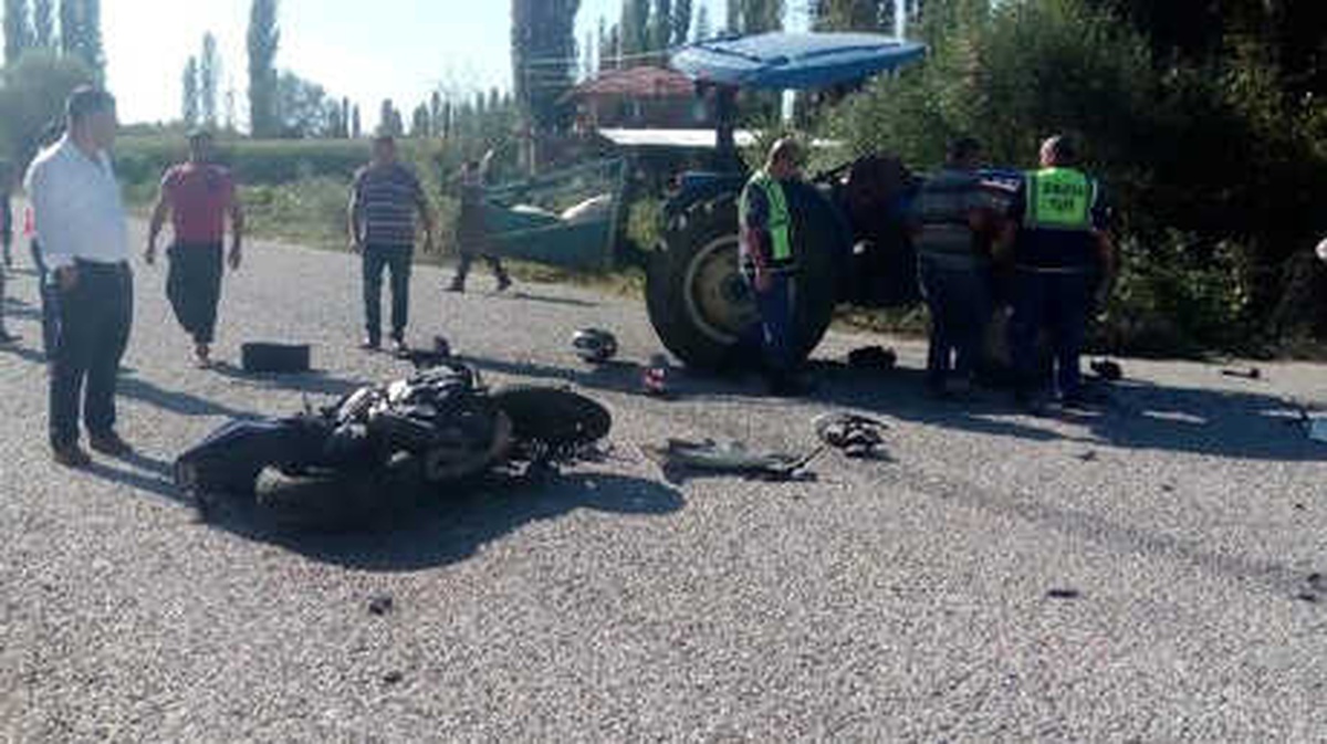 Traktörle Motosiklet Çarpıştı: 1 Ölü, 3 Yaralı