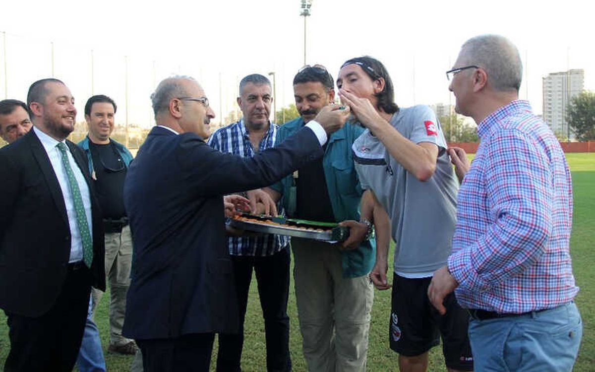 Vali Demirtaş\'tan Adanaspor\'a Baklava