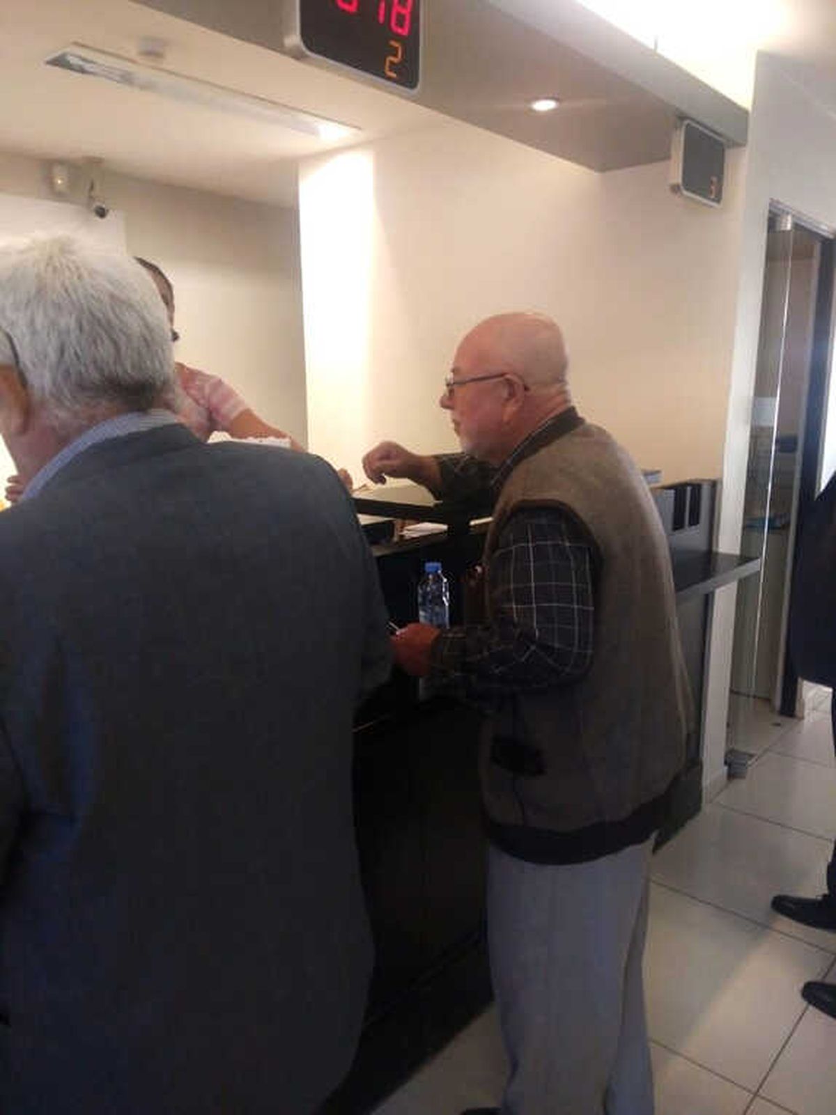 Yaşlı Adam Dolandırılmaktan Son Anda Kurtuldu