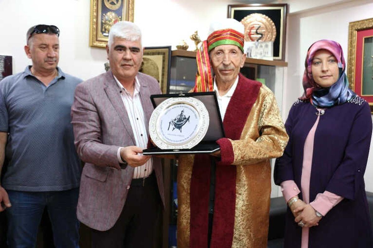 Yılın Ahisi\' Seçilen Yarım Asırlık Esnafa Kaftanlı Plaket Töreni