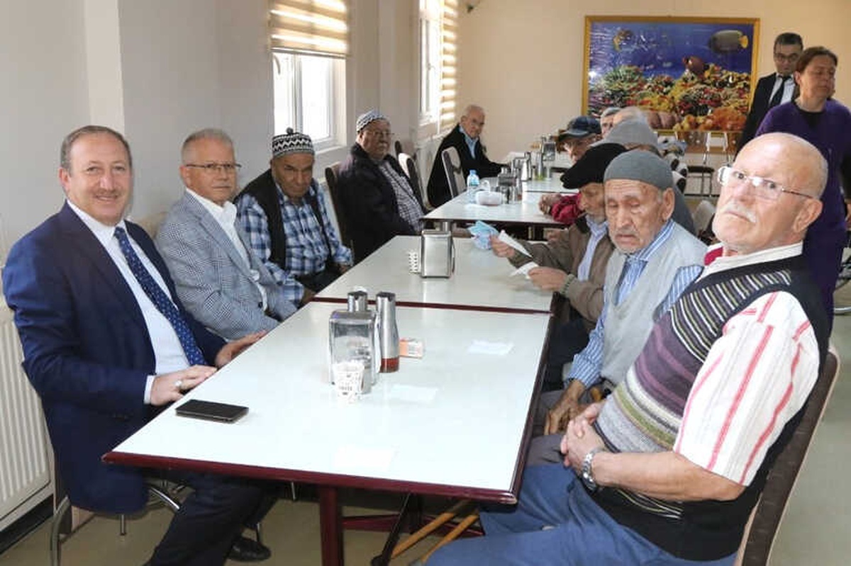 AK Parti Akhisar Teşkilatı Huzurevi Sakinleriyle Buluştu