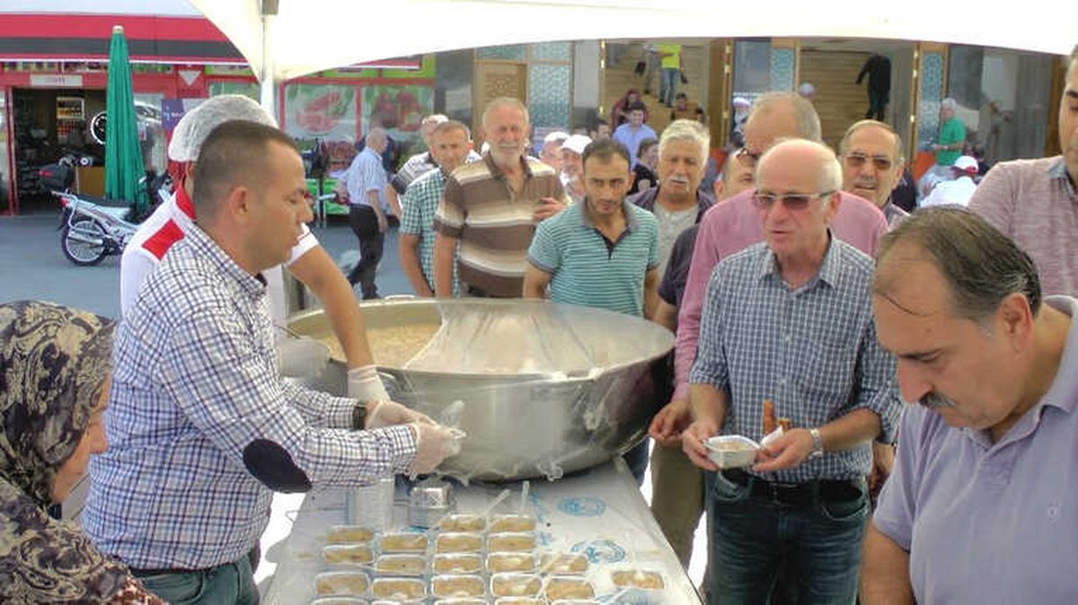 Akçakoca\'da Binlerce Kişiye Aşure İkramı
