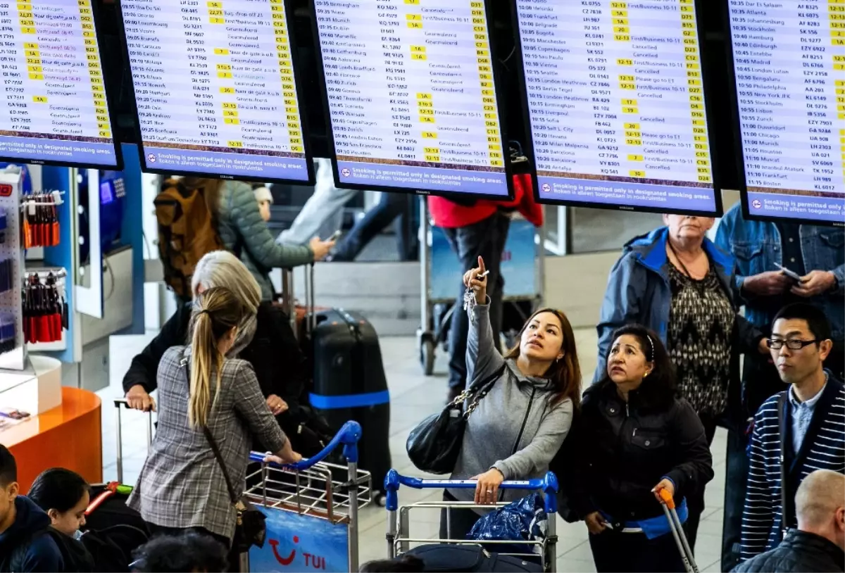 Amsterdam\'da Yüzlerce Uçuş İptal Edildi