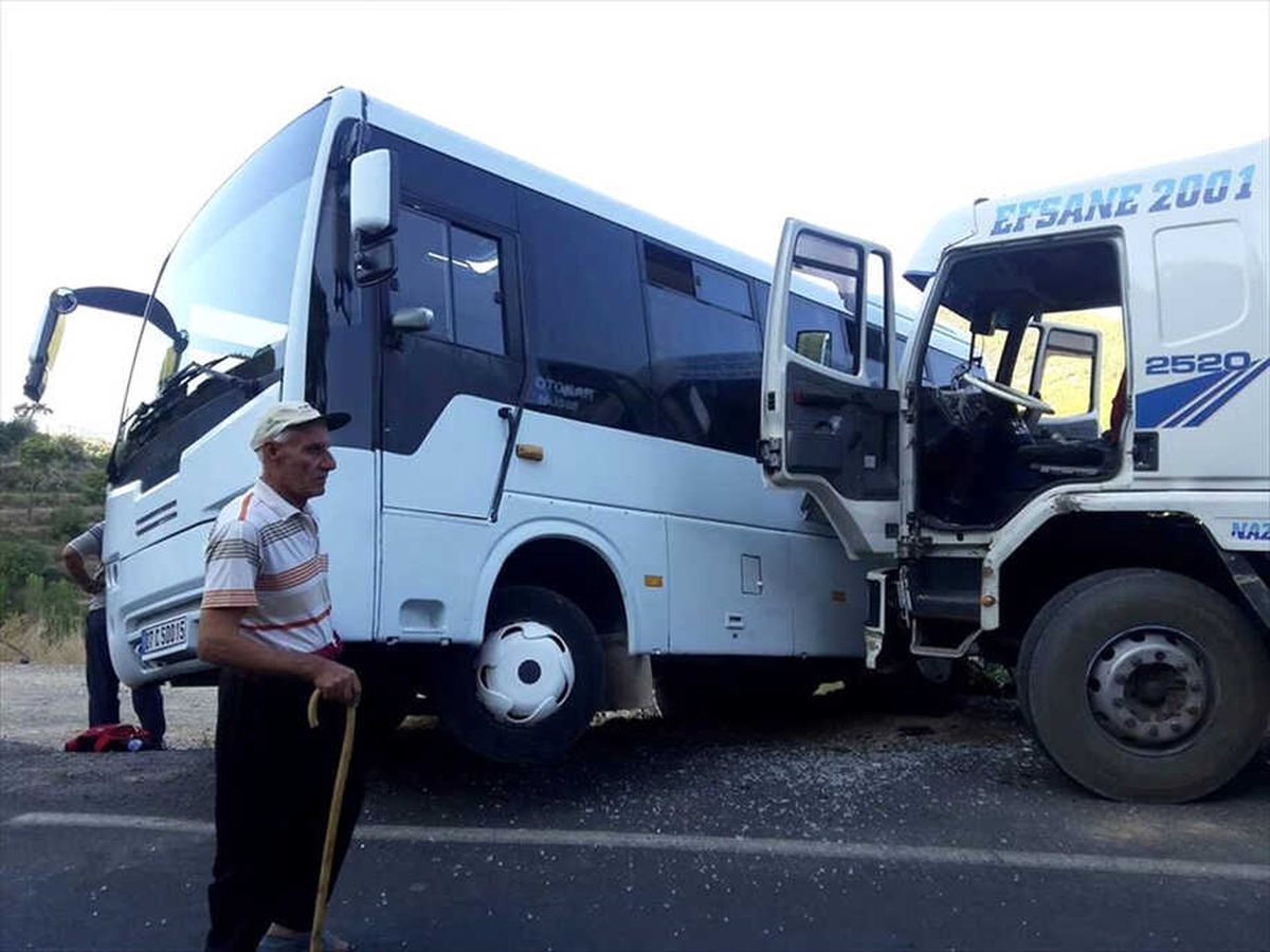 Antalya\'da Kamyon ile Öğrenci Servisi Çarpıştı: 3 Yaralı