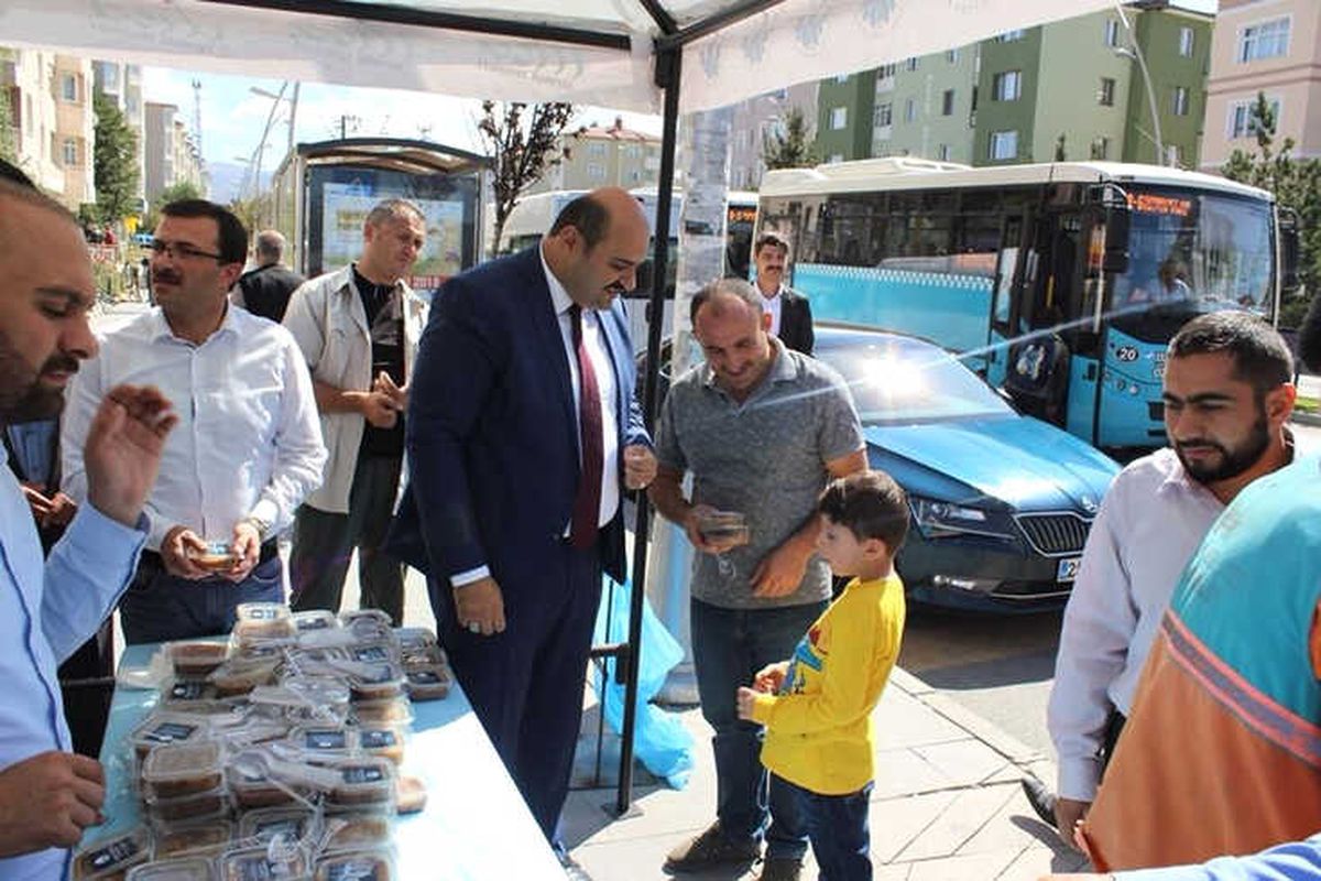 Aziziye\'de 5 Bin Kişiye Aşure Dağıtıldı