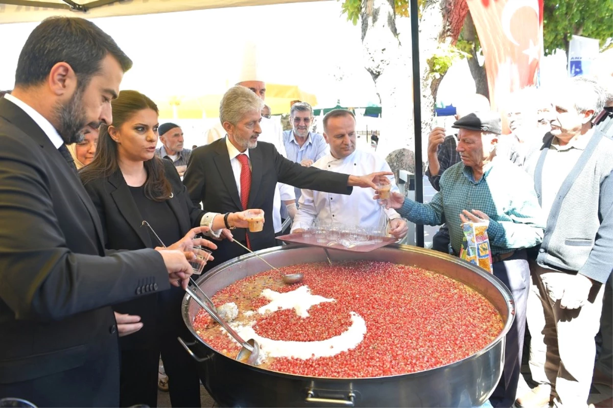 Başkan Tuna, AK Parti\'li Sarıeroğlu ile Vatandaşlara Aşure İkram Etti