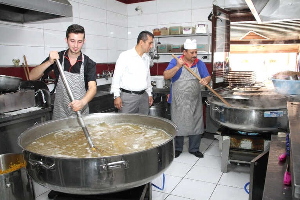Beypazarı\'nda Cuma Namazı Sonrası Aşure İkramı