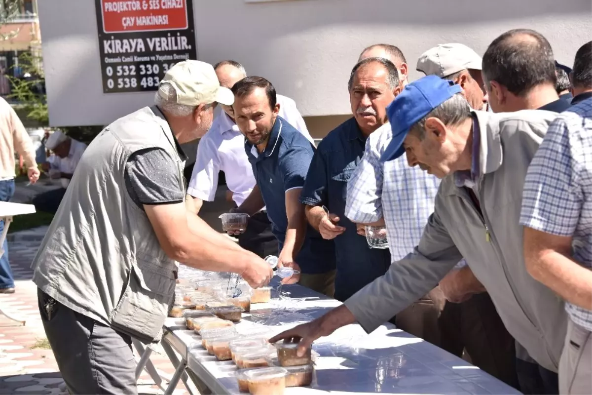 Bozüyük Osmanlı Cami\'inde Aşure Dağıtıldı