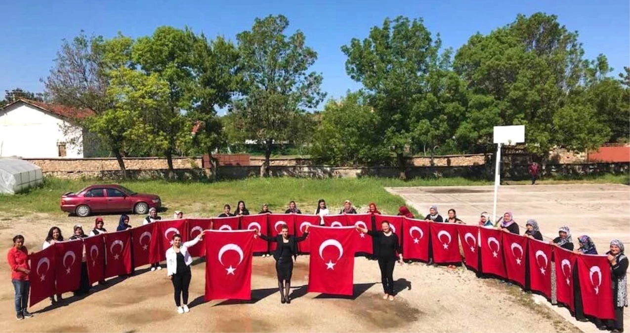 El İşlemesi Türk Bayrağı Üretiyorlar
