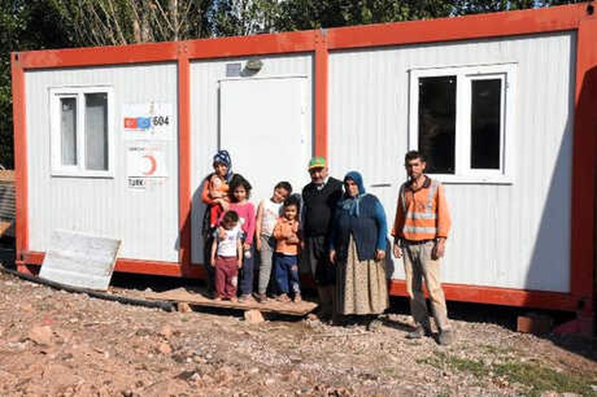 Evleri Yanan Aile Prefabrikte Yaşam Savaşı Veriyor