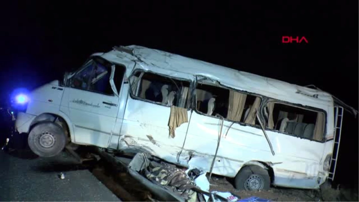 Gaziantep Tarım İşçilerini Taşıyan Minibüs Bariyerlere Çarptı: 17 Yaralı