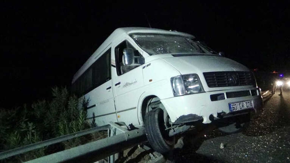 Gaziantep\'te Tarım İşçilerini Taşıyan Minibüs Devrildi: 15 Yaralı