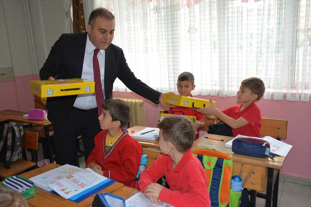 Görele Belediye Başkanı Erener\'den Öğrencilere Eğitim Seti