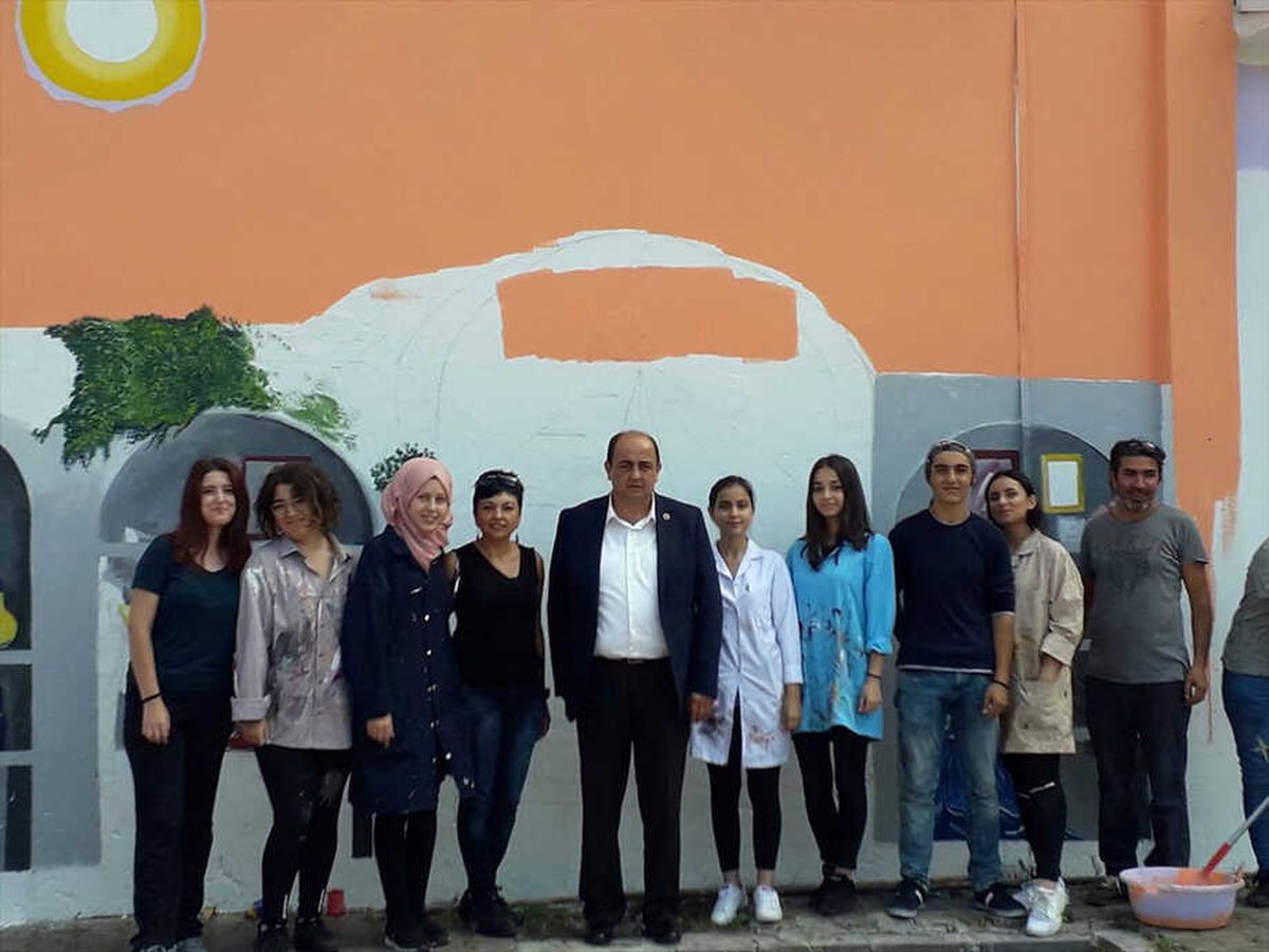 Güzel Sanatlar Öğrencileri Trafo Binasını Boyadı