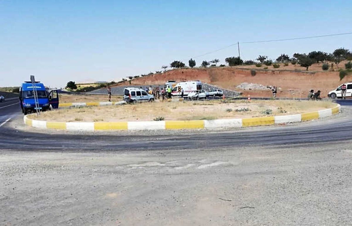 Hafif Ticari Araç ile Otomobil Çarpıştı: 1 Ölü, 3 Yaralı
