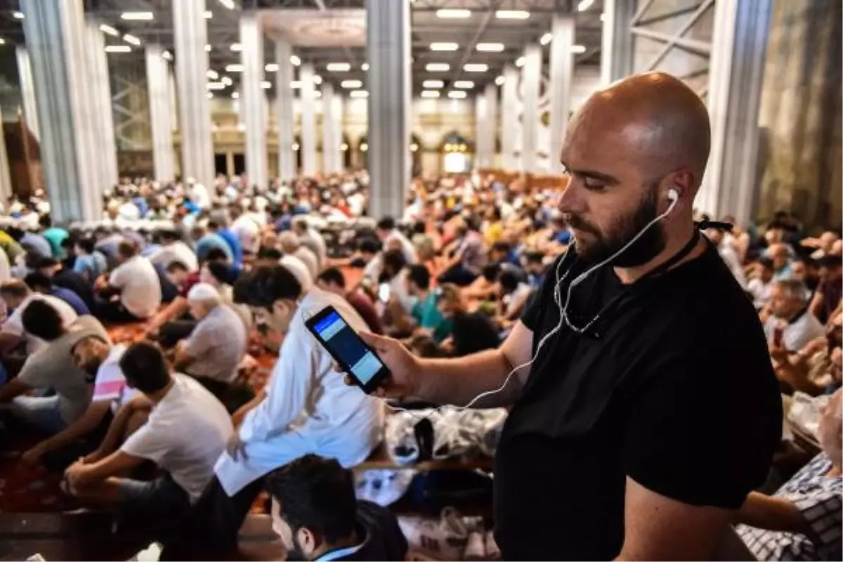 İBB, Sultanahmet Cami\'nde "İBB Simultane" Uygulamasıyla Turistlere Ücretsiz Çeviri Hizmeti Veriyor