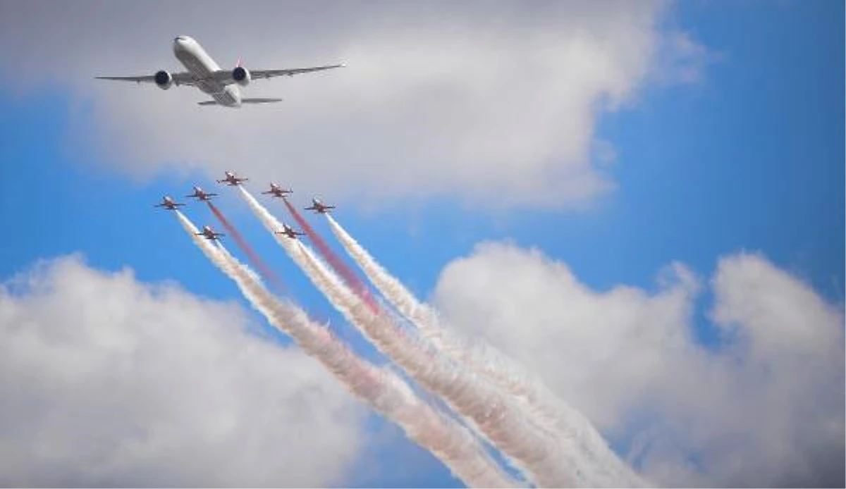 İstanbul Semalarında Türk Yıldızları, THY Uçağı ve F-16 Birlikte Uçtu