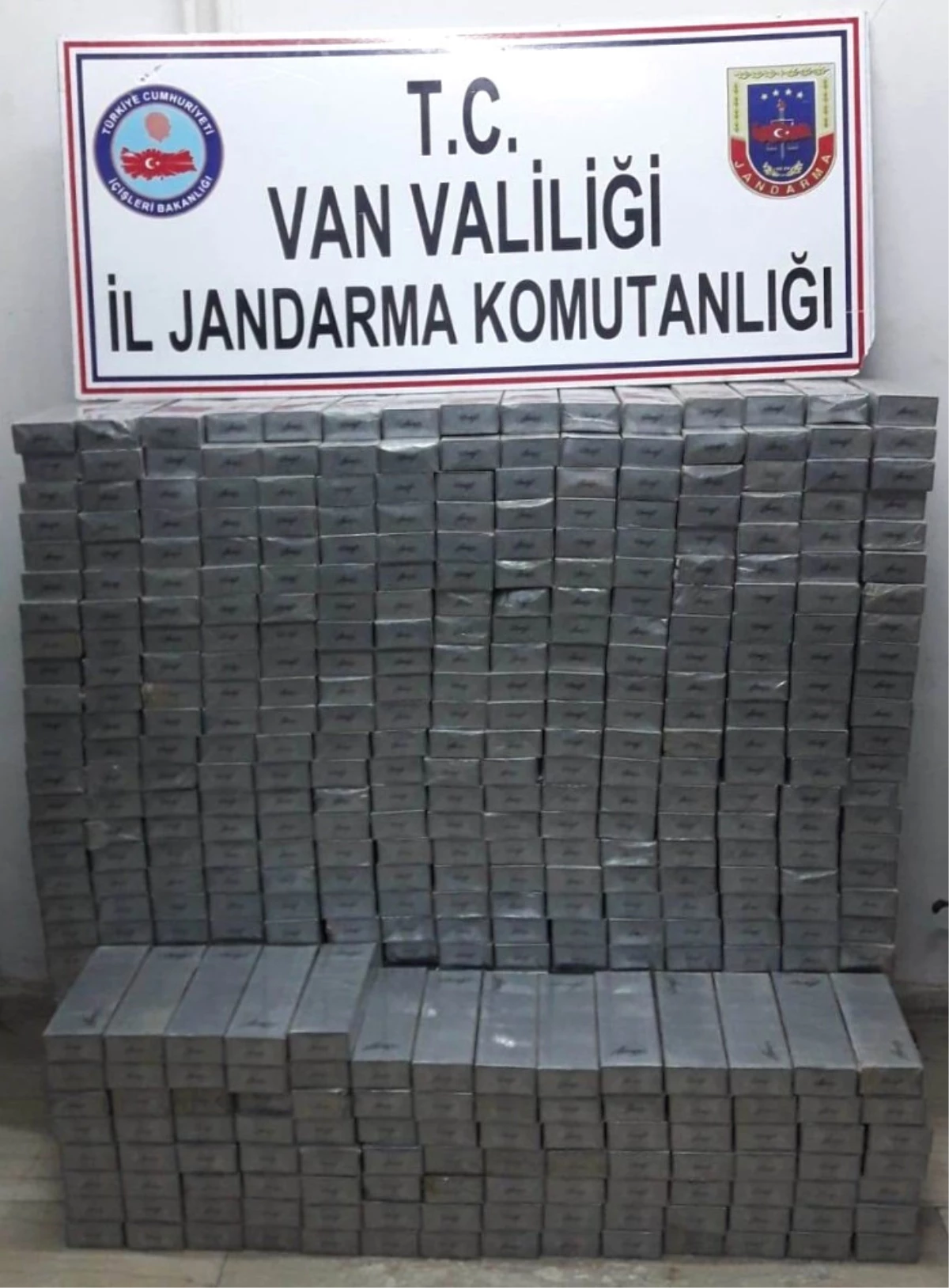 Jandarma 7 Bin 820 Paket Kaçak Sigara Ele Geçirdi