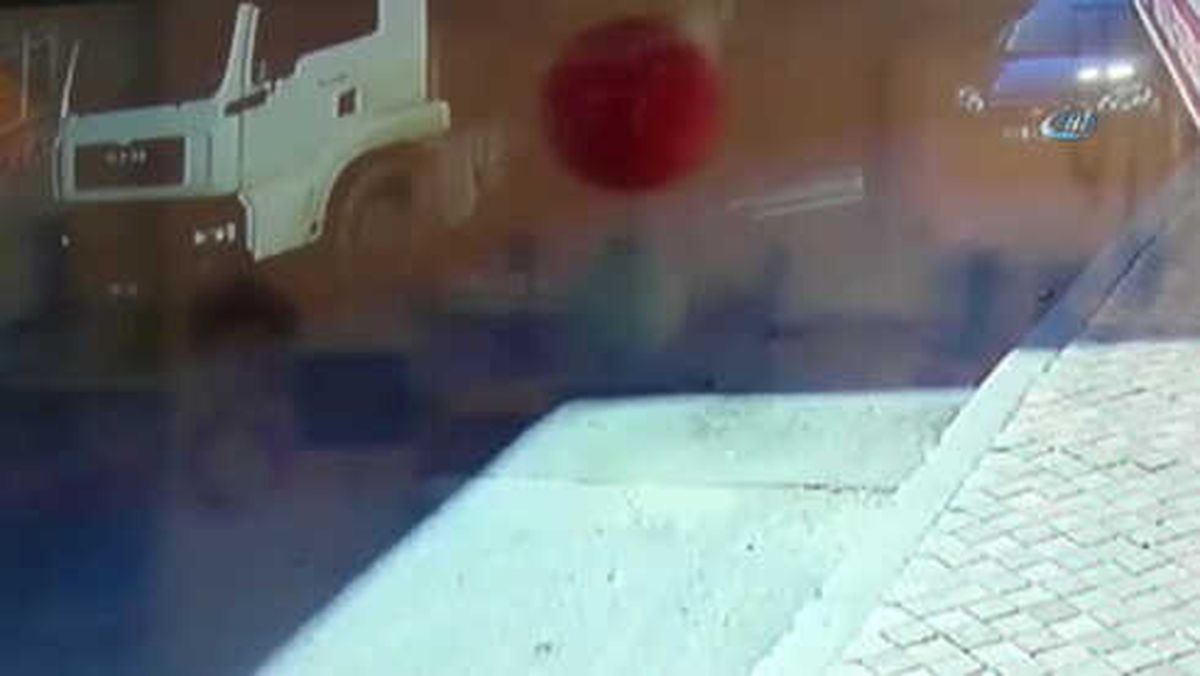 Kağıt Toplayan Adama Hafriyat Kamyonu Çarptı, El Arabası Olay Yerinde Sahipsiz Kaldı