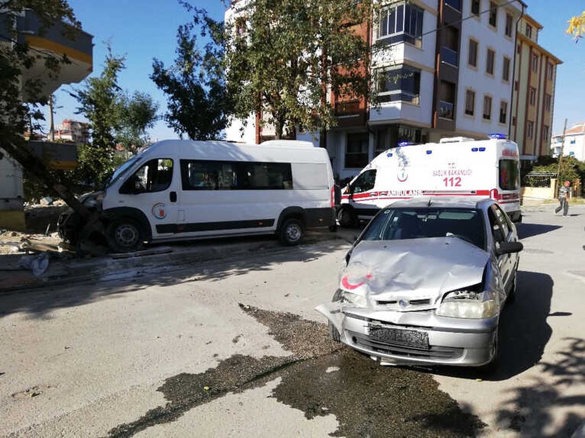 Karaman\'da Okul Servisi ile Otomobil Çarpıştı: 4 Yaralı